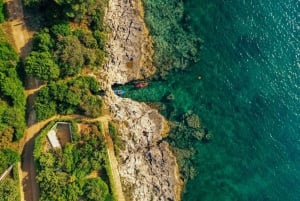 Pula: Kajaktour langs drie eilanden met grotfoto's en snorkelen