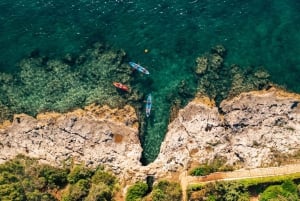 Pula: Kajaktour langs drie eilanden met grotfoto's en snorkelen