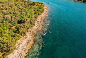 Pula: Kajaktour langs drie eilanden met grotfoto's en snorkelen