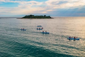 Pula: Kajaktour langs drie eilanden met grotfoto's en snorkelen