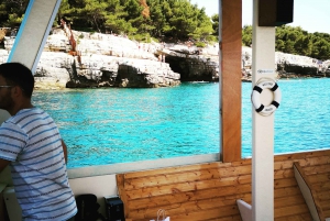 Pula Verudela: passeio de barco com fundo de vidro e natação com peixes