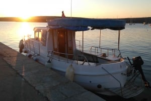 Passeio em Stara Baška e Plavnik com o barco táxi Kormat