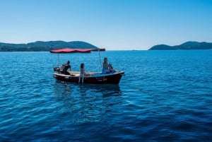 Alquila un barco pequeño sin patrón - explora las islas
