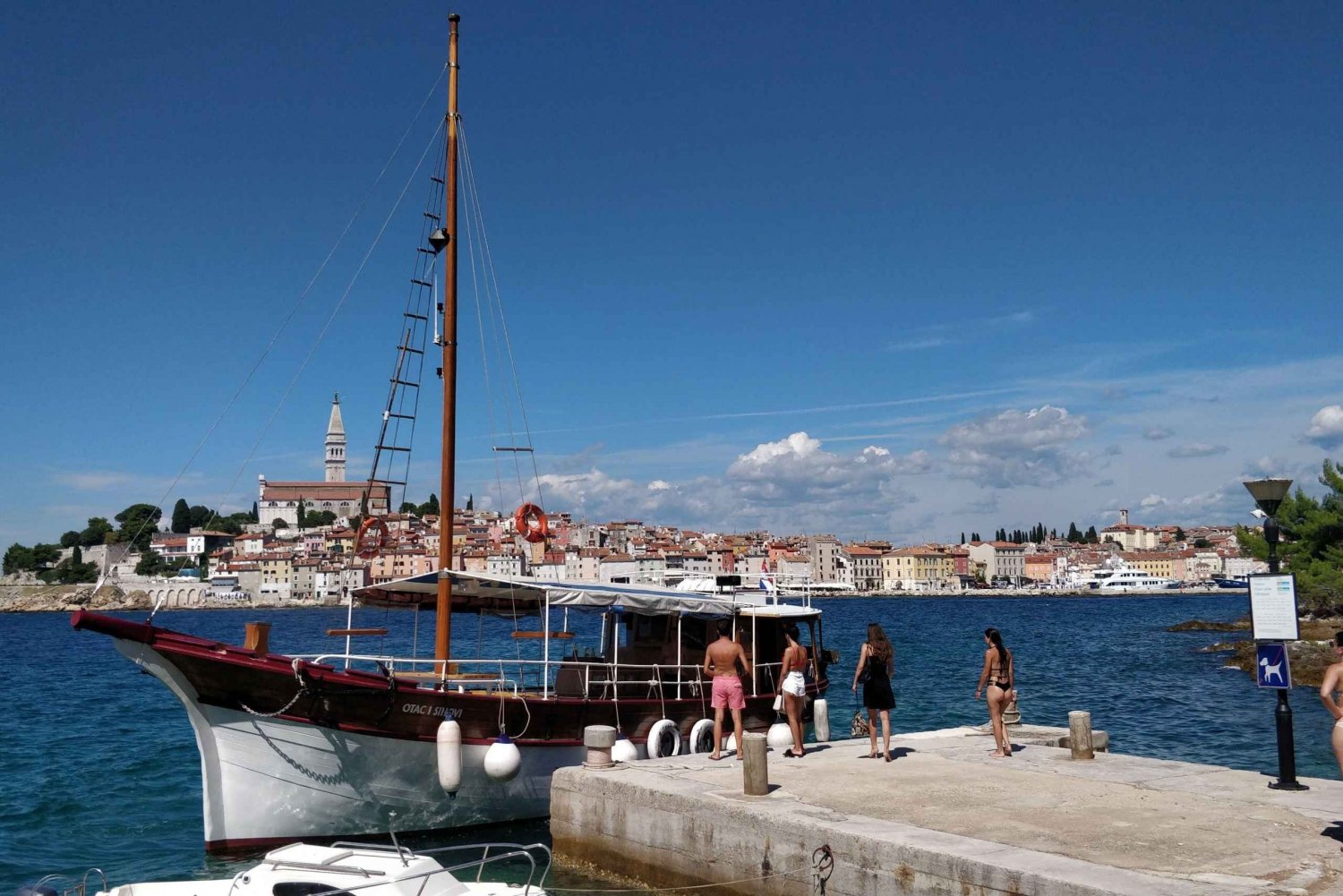 Rovinj: Bådtur til Den Røde Ø og Limfjorden med grill og svømning