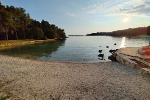 Rovinj: Excursión en kayak y snorkel por las Islas Desiertas del Cabo Dorado