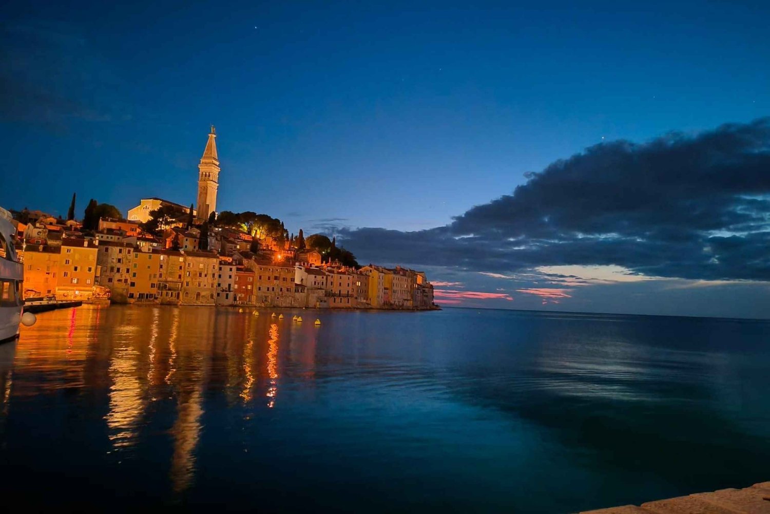 Rovinj: Luksuriøs nattcruise i gamlebyen med drikke