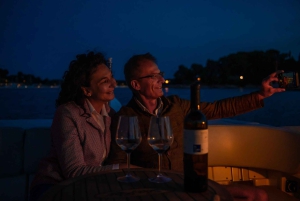 Rovinj: Private Luxus-Bootstour durch die Altstadt bei Nacht mit Getränken