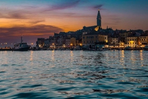 Rovinj: Private Luxus-Bootstour durch die Altstadt bei Nacht mit Getränken