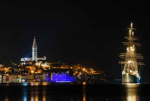 Rovinj: Private Luxus-Bootstour durch die Altstadt bei Nacht mit Getränken