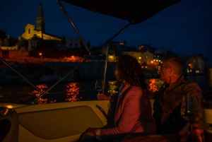 Rovinj: Private Luxus-Bootstour durch die Altstadt bei Nacht mit Getränken