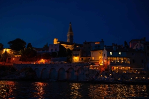 Rovinj: Private Luxus-Bootstour durch die Altstadt bei Nacht mit Getränken