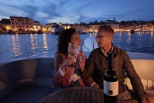Rovinj: Private Luxus-Bootstour durch die Altstadt bei Nacht mit Getränken