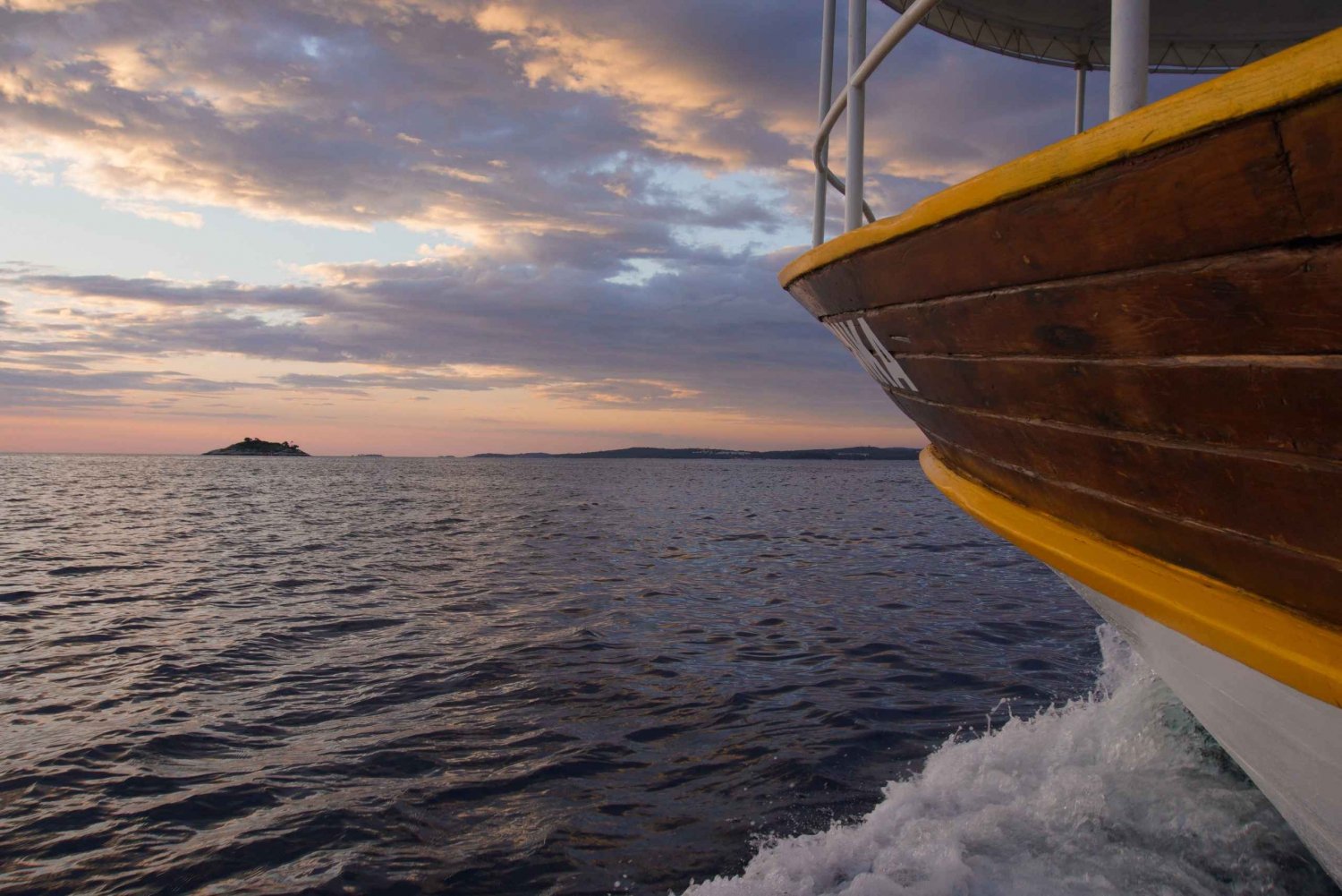 Rovinj: Wycieczka łodzią o zachodzie słońca z obserwacją delfinów