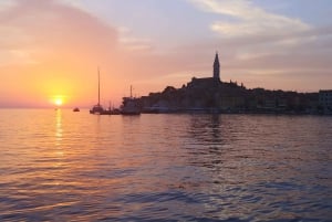 Rovinj: Passeio de barco ao pôr do sol com observação de golfinhos