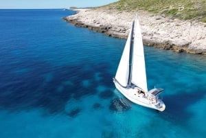 Hvar: Private Sailing Boat Trip with Swimming and Snorkeling