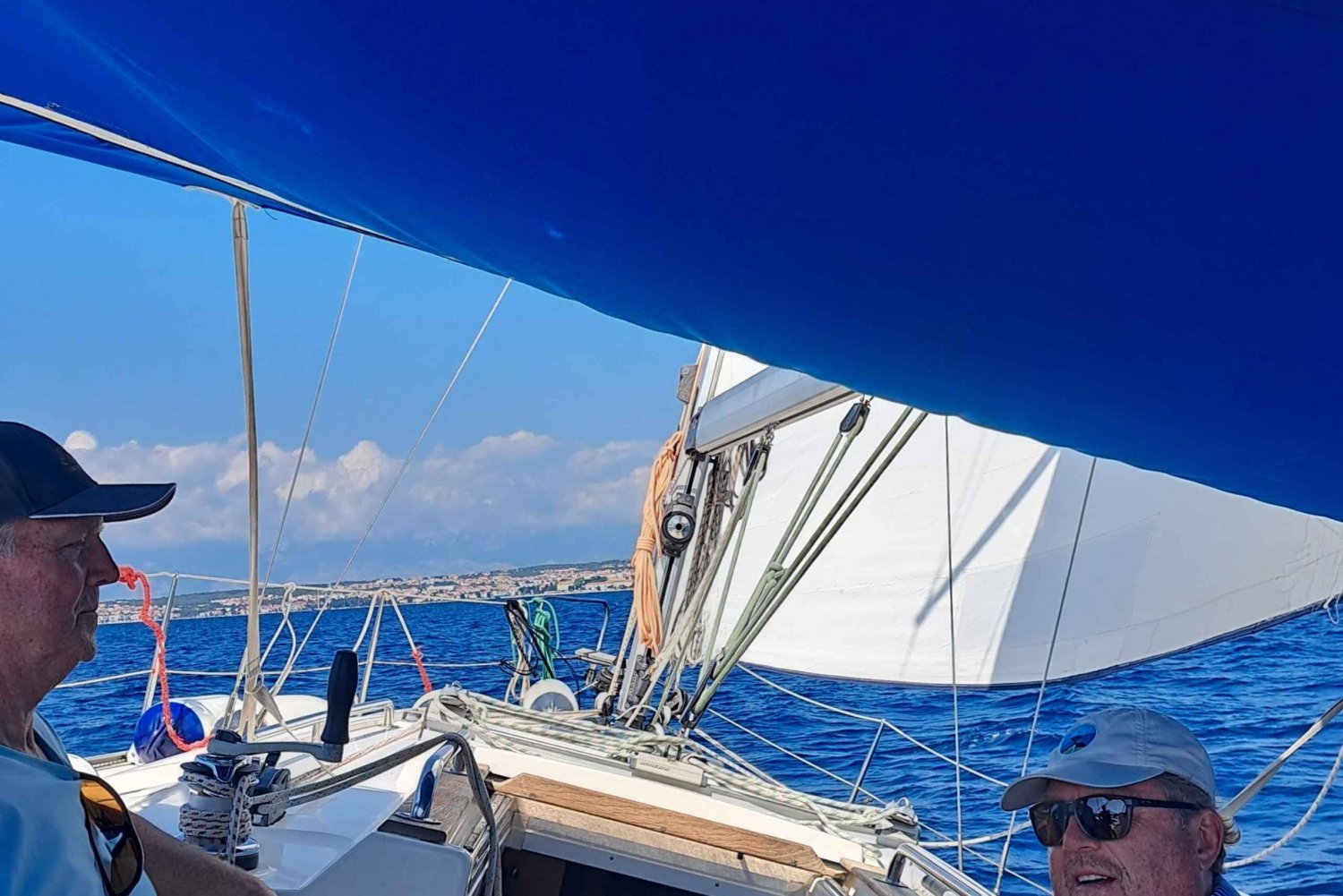 Mar, sol e vento: meio dia de navegação no Aquatorium de Zadar