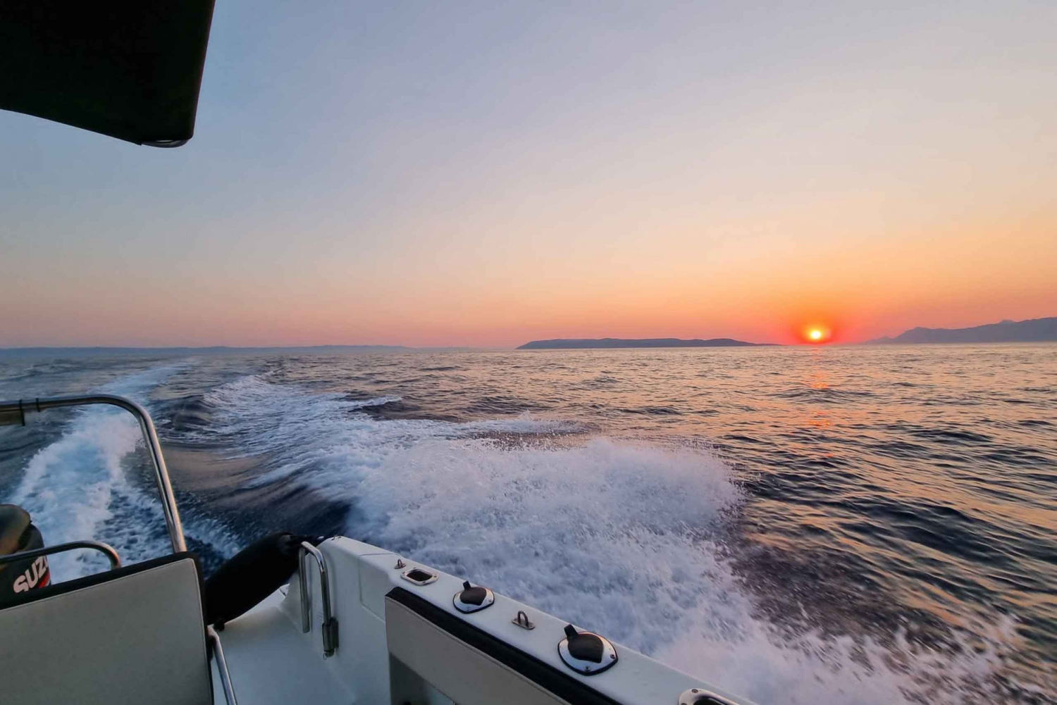 Pikaveneen auringonlaskun retki Makarskasta Bračin saarelle