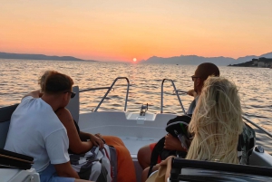 Makarska: Tour al tramonto in motoscafo verso la baia nascosta dell'isola di Brač