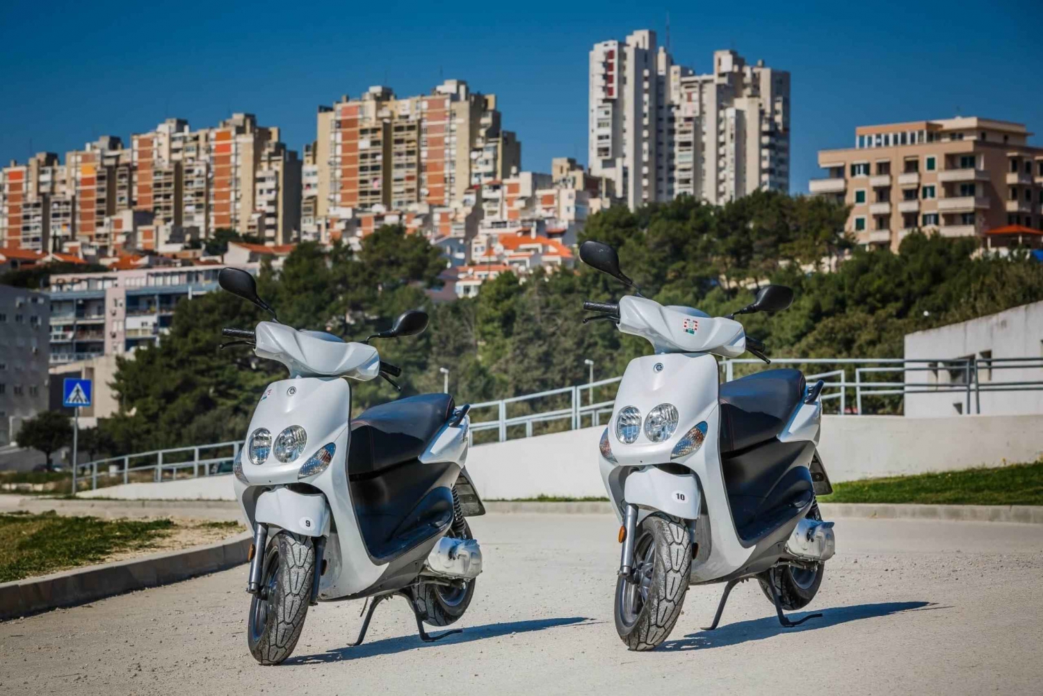 Split: aluguel de scooters de 50cc com capacetes