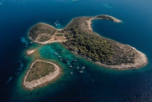 Jakautukaa: Sininen luola ja 5 saaren kiertoajelu