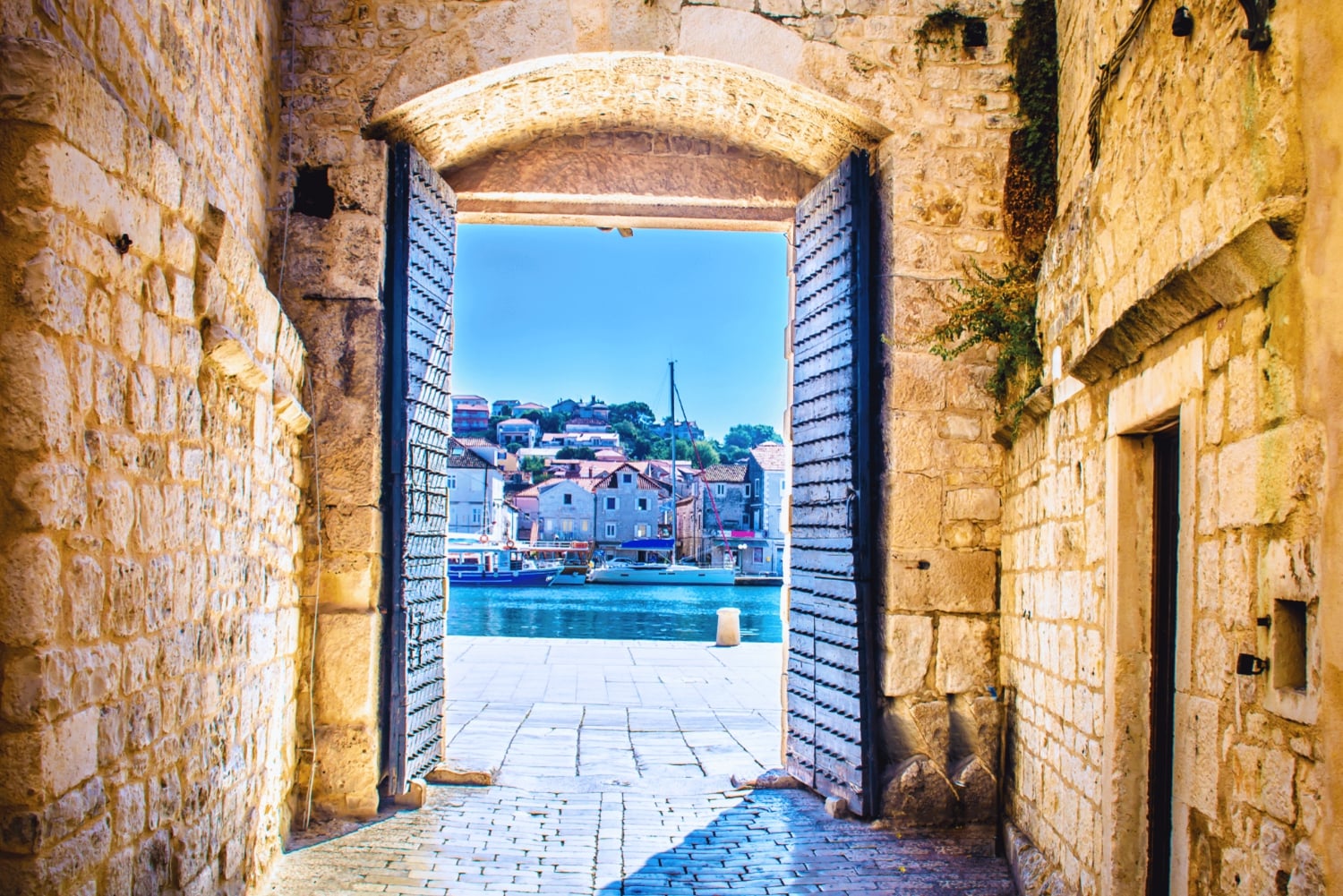 Split: Wycieczka łodzią motorową po Błękitnej Lagunie i 3 wyspach – mała grupa