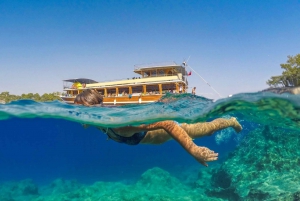 From Split: Blue Lagoon and Islands Boat Tour with Lunch