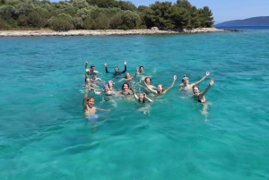 From Split: Blue Lagoon and Islands Boat Tour with Lunch