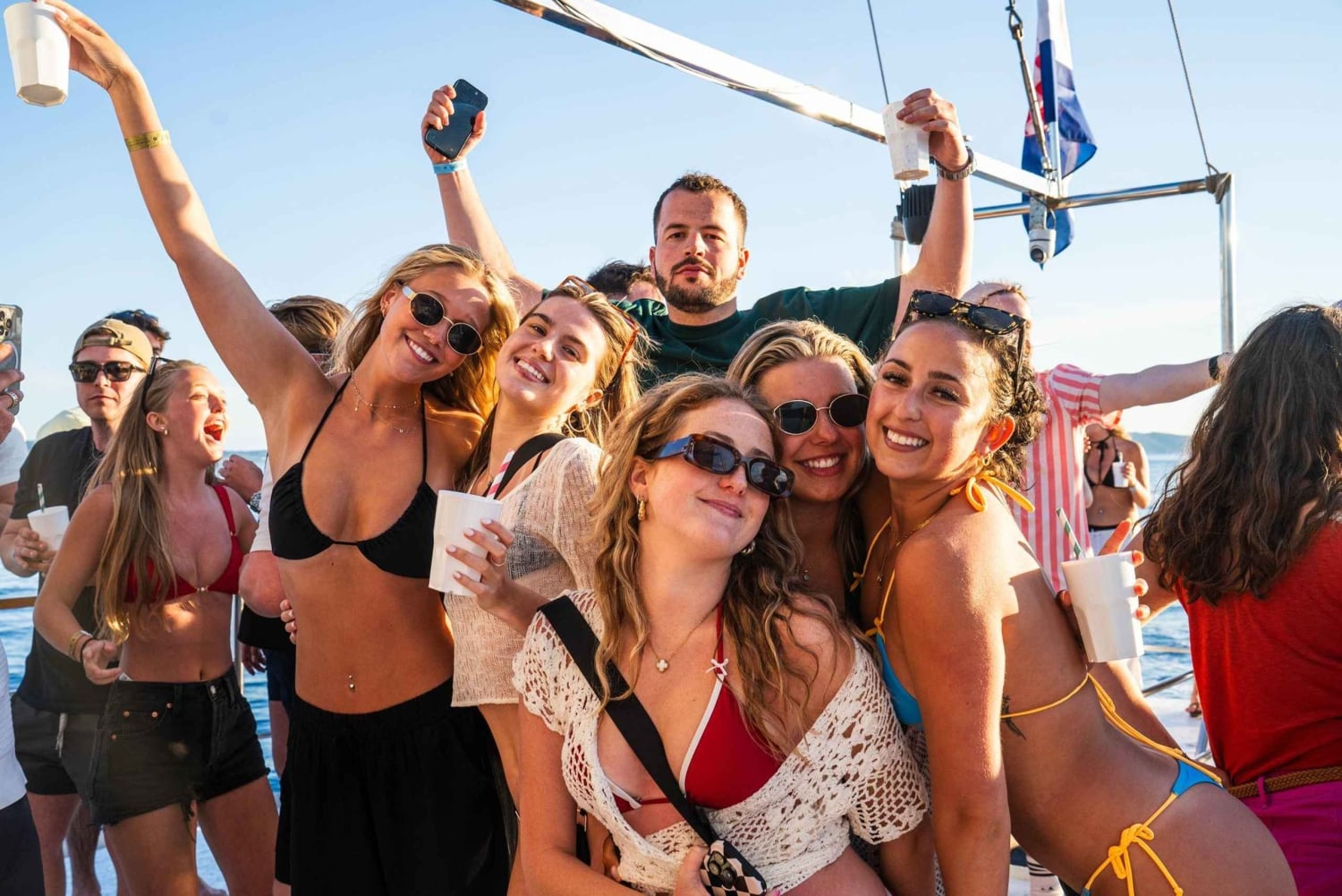 Split: festa no barco na Lagoa Azul, DJs, natação, shots e afterparty