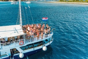 Split: festa no barco na Lagoa Azul, DJs, natação, shots e afterparty