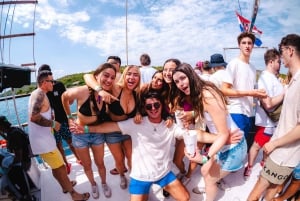 Split: festa no barco na Lagoa Azul, DJs, natação, shots e afterparty