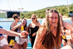 Split: festa no barco na Lagoa Azul, DJs, natação, shots e afterparty