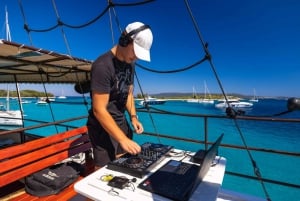 Split: Blaue Lagune Piratenbootfahrt mit Mittagessen und Getränken
