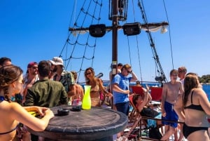 Jakautukaa: Lounaalla ja juomilla varustettu Blue Lagoon Pirate Boat Cruise
