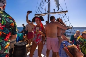 Jakautukaa: Lounaalla ja juomilla varustettu Blue Lagoon Pirate Boat Cruise