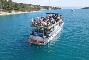Split: Blaue Lagune, Schiffswrack & Šolta mit Mittagessen & Getränken
