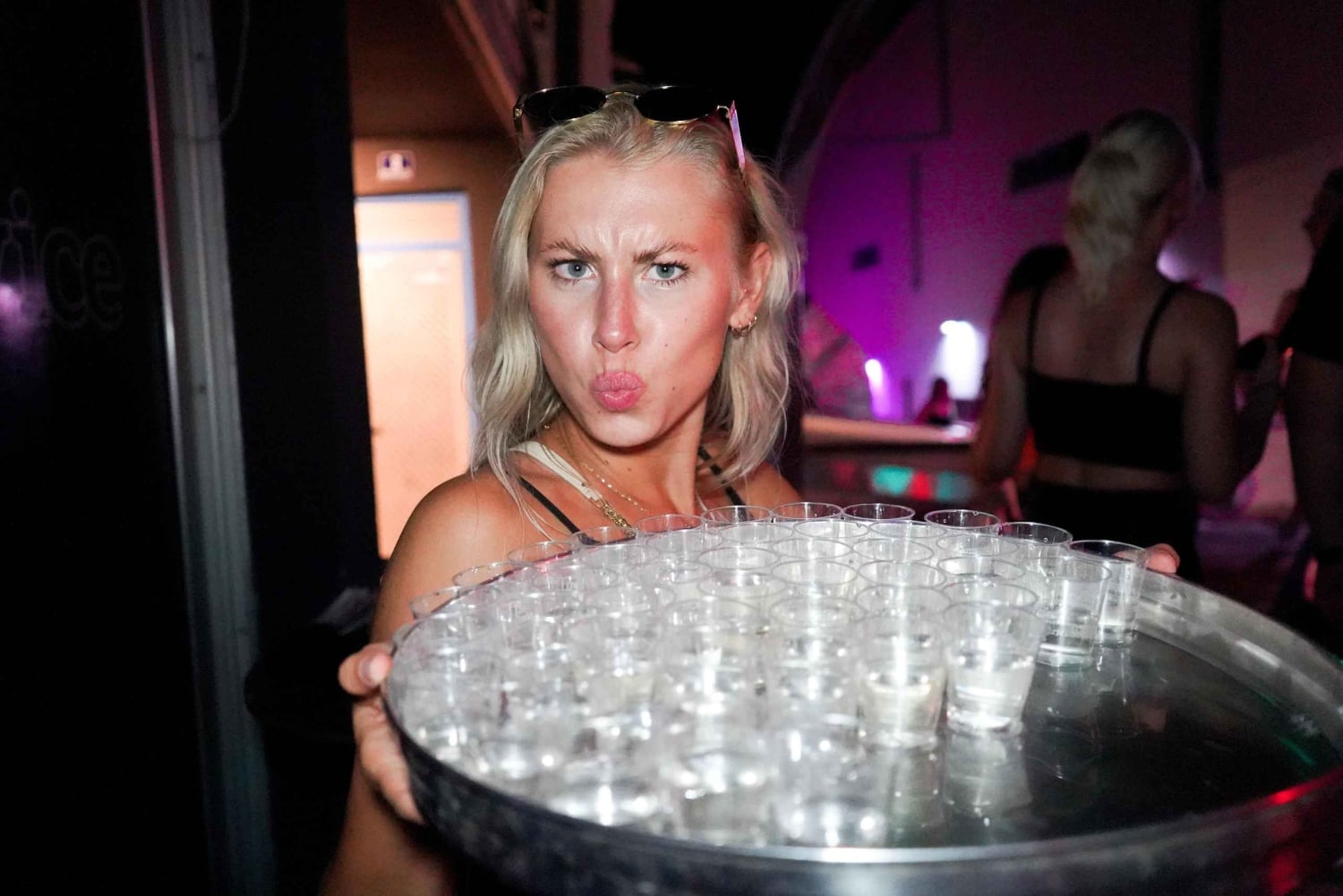 Separa: Passeio de barco com acesso à discoteca, shots e festa no barco