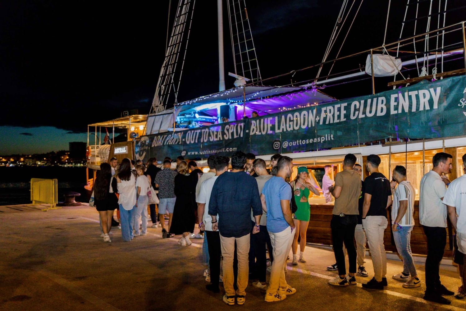 Separa: Passeio de barco com acesso à discoteca, shots e festa no barco