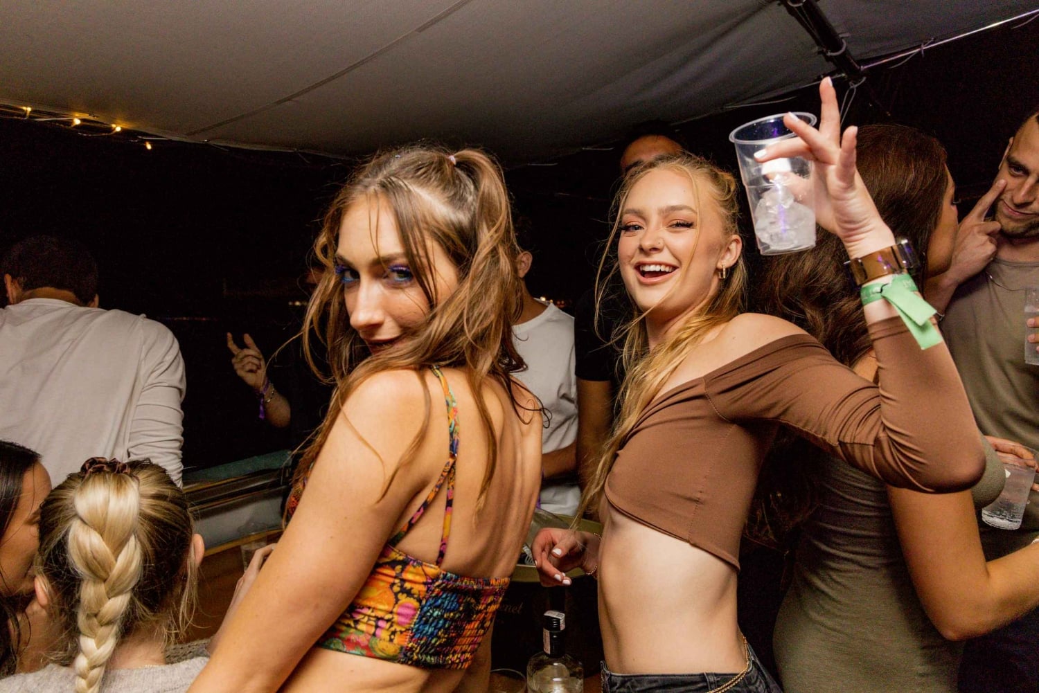 Separa: Passeio de barco com acesso à discoteca, shots e festa no barco