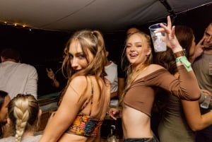 Separa: Passeio de barco com acesso à discoteca, shots e festa no barco