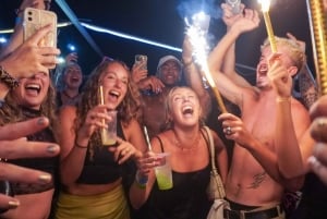 Separa: Passeio de barco com acesso à discoteca, shots e festa no barco