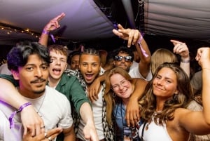 Separa: Passeio de barco com acesso à discoteca, shots e festa no barco