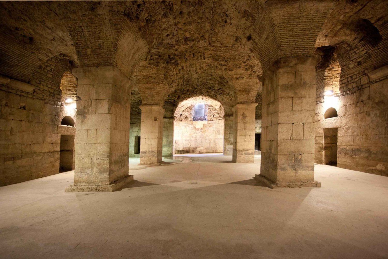 Dela: Inträdesbiljett till källarna i Diocletianus palatset