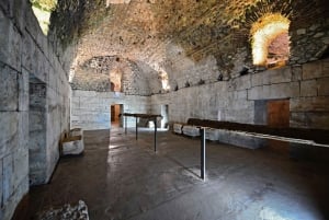Jakautukaa: Diocletianuksen palatsin kellareihin.