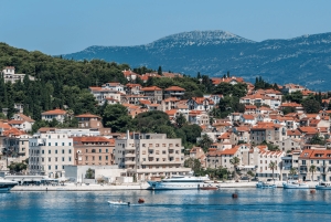 スプリト：スプリトとブラチ間のフェリー旅行をご案内します