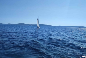 Split: Dagsutflykt med segelbåt till ön Šolta och ön Brač