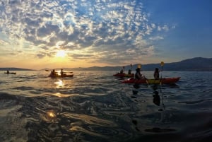 Split: Passeio guiado de caiaque e mergulho com snorkel ao pôr do sol com vinho