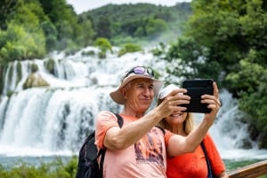 Split: Excursión de un día al Parque Nacional de Krka con paseo en barco y baño