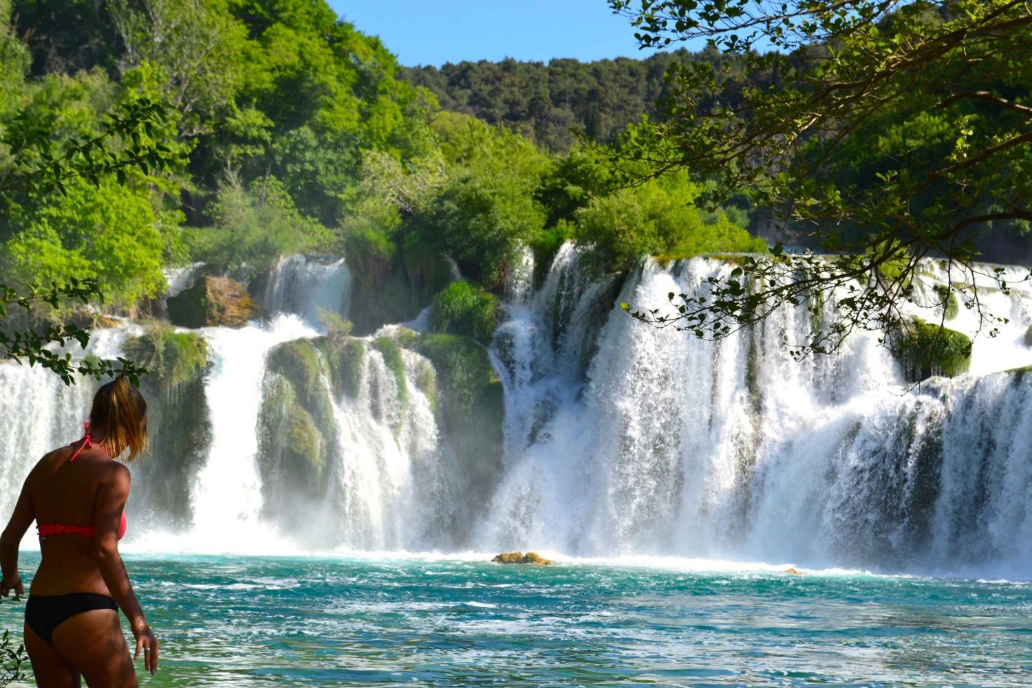 Split: Geführte Tagestour zu den Krka-Wasserfällen mit Schwimmen & Bootstour
