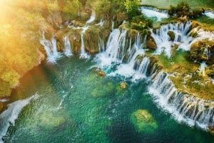 Split: Ausflug zu den Krka-Wasserfällen mit Bootsfahrt und Schwimmen