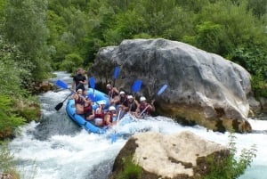 Spalato/Omiš: rafting sul fiume Cetina con salto dalla scogliera e nuoto